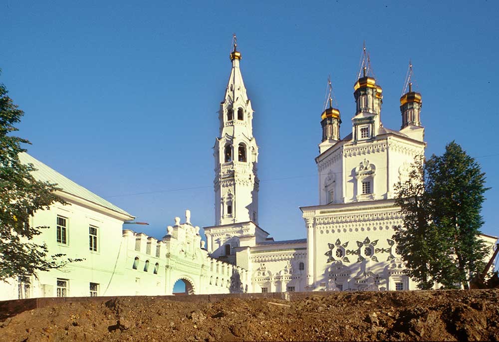 Trinity Cathedral & bell tower. South view with kremlin wall. August 27, 1999