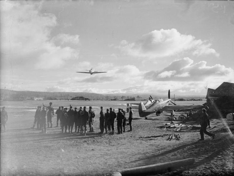Militares del Ala №151 de la RAF en el aeródromo en Váienga, cerca de Múrmansk.