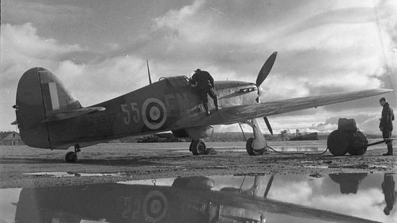 Avión Hawker Hurricane del Ala №151 de la RAF en el aeródromo en Váienga (a 10 km de Múrmansk), otoño de 1941.