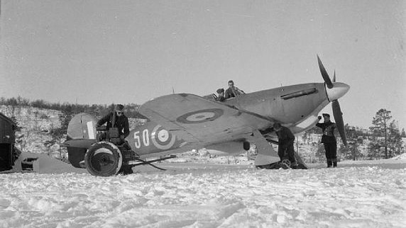 Hawker Hurricane del Ala №151 de la RAF en aeródromo en Váienga, 1941.