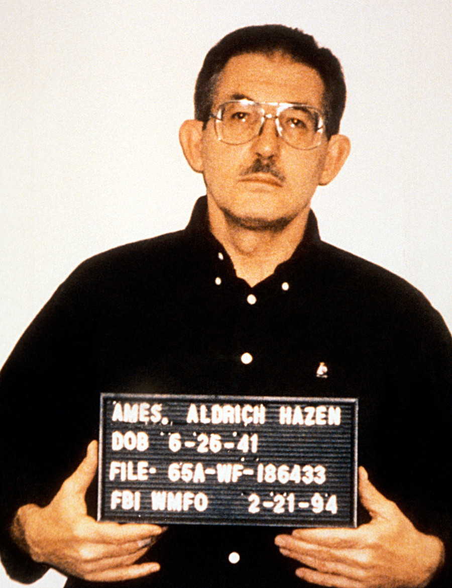 Se cree que Ames comprometió cerca de 100 operaciones de la CIA y ayudó a desenmascarar a muchos de los “topos” de la CIA en la URSS y luego en Rusia.