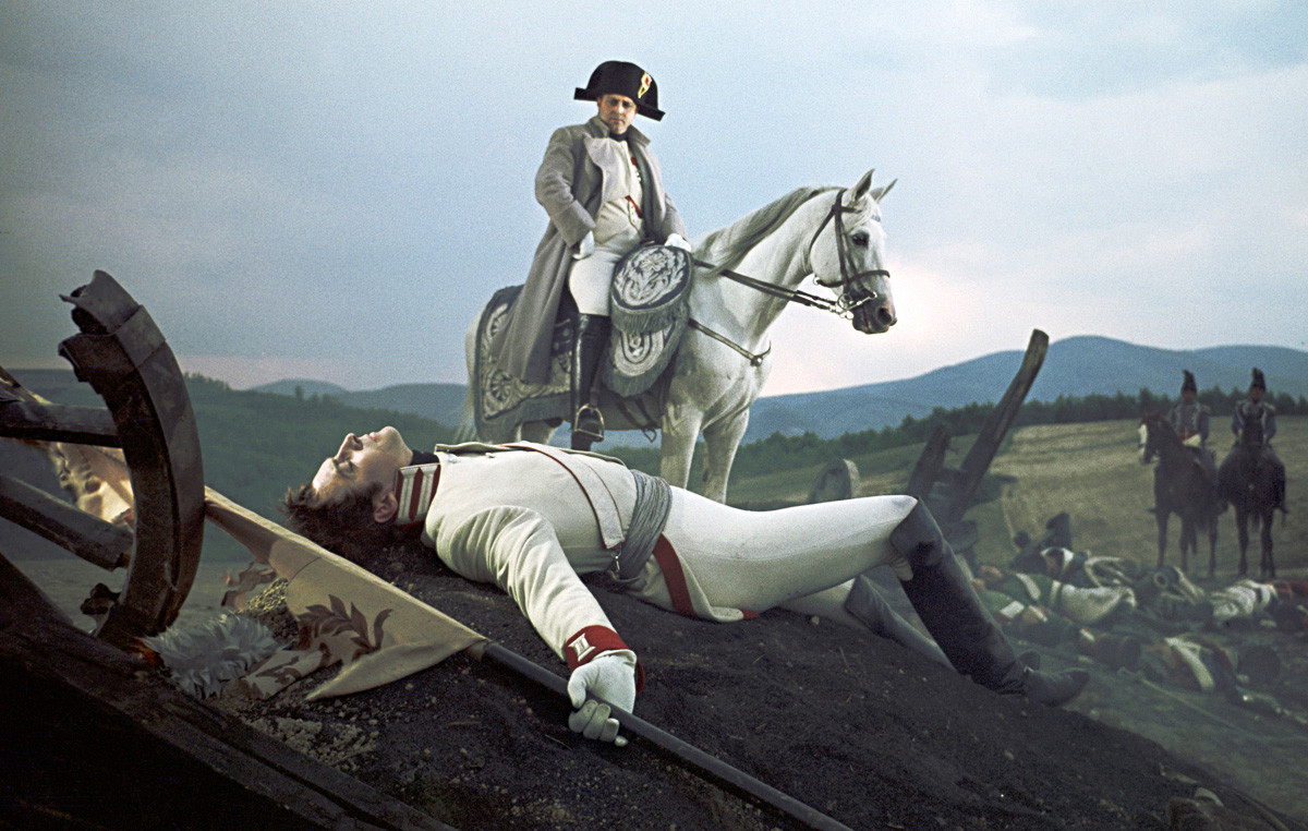 Vjačeslav Tihonov v vlogi Bolkonskega (spredaj) in Vladislav Strželčik kot Napoleon (na konju) v filmu Sergeja Bondarčuka 