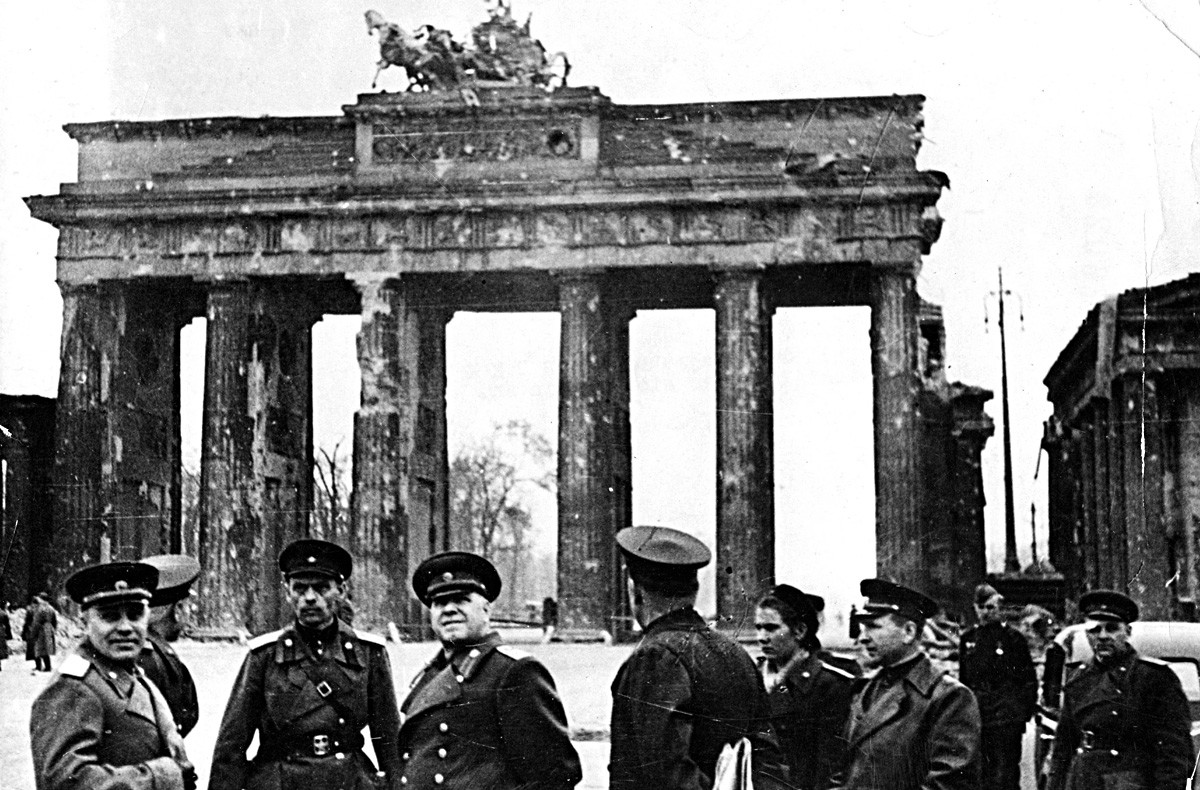 End of the war in Berlin in 1945. Georgy Zhukov (in the middle) is pictured in front of the Brandenburg Gate during a city tour.