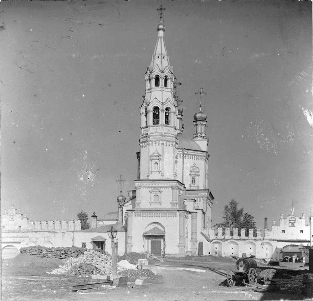 Verkhoturye. Katedral Trinitas dan menara lonceng, dinding Kremlin. Penampakan barat. Akhir musim panas 1909. 