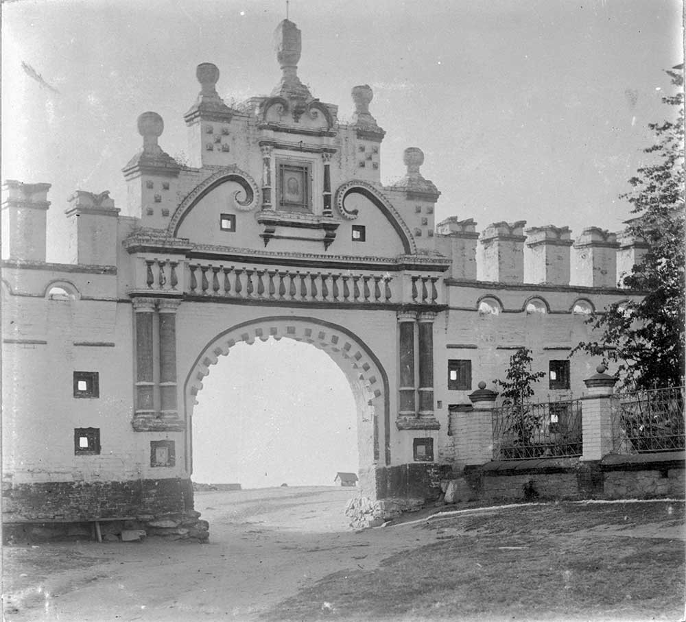 Verkhoturye. Dinding Kremlin utara, penampakan dari sisi timur. Akhir musim panas 1909.