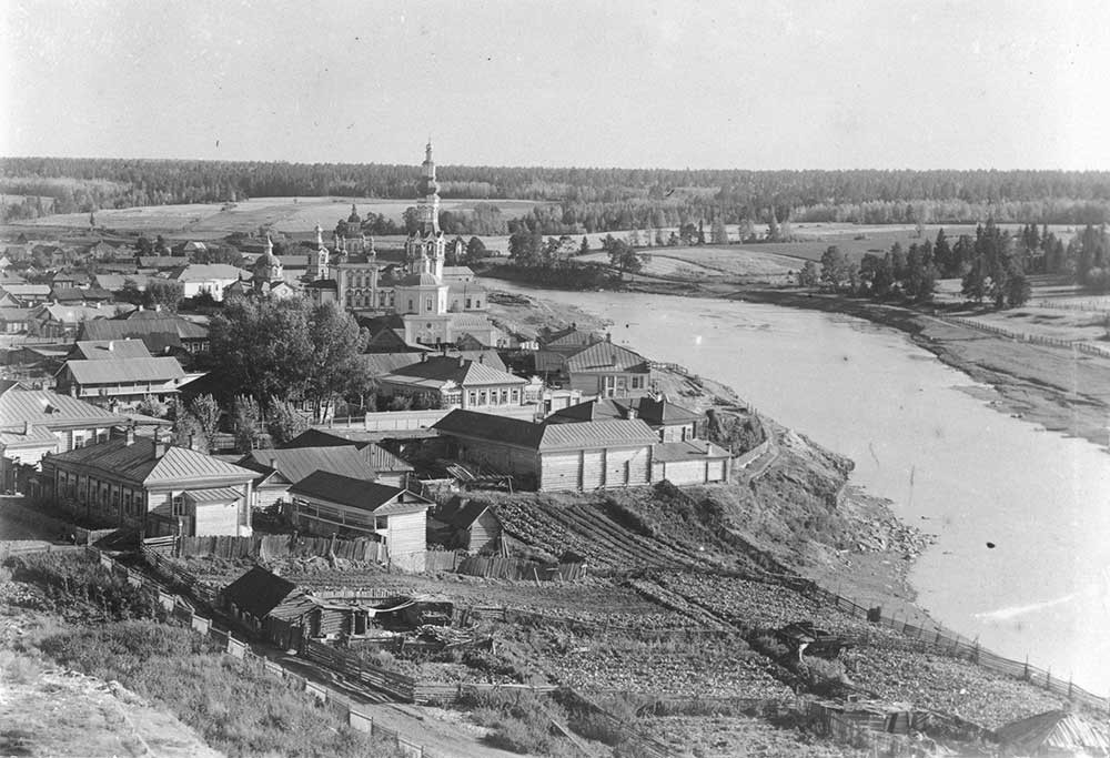 Sungai Tura. Pemandangan ke selatan dari menara lonceng Katedral Trinitas. Kiri: Biara Syafaat. Akhir musim panas 1909.