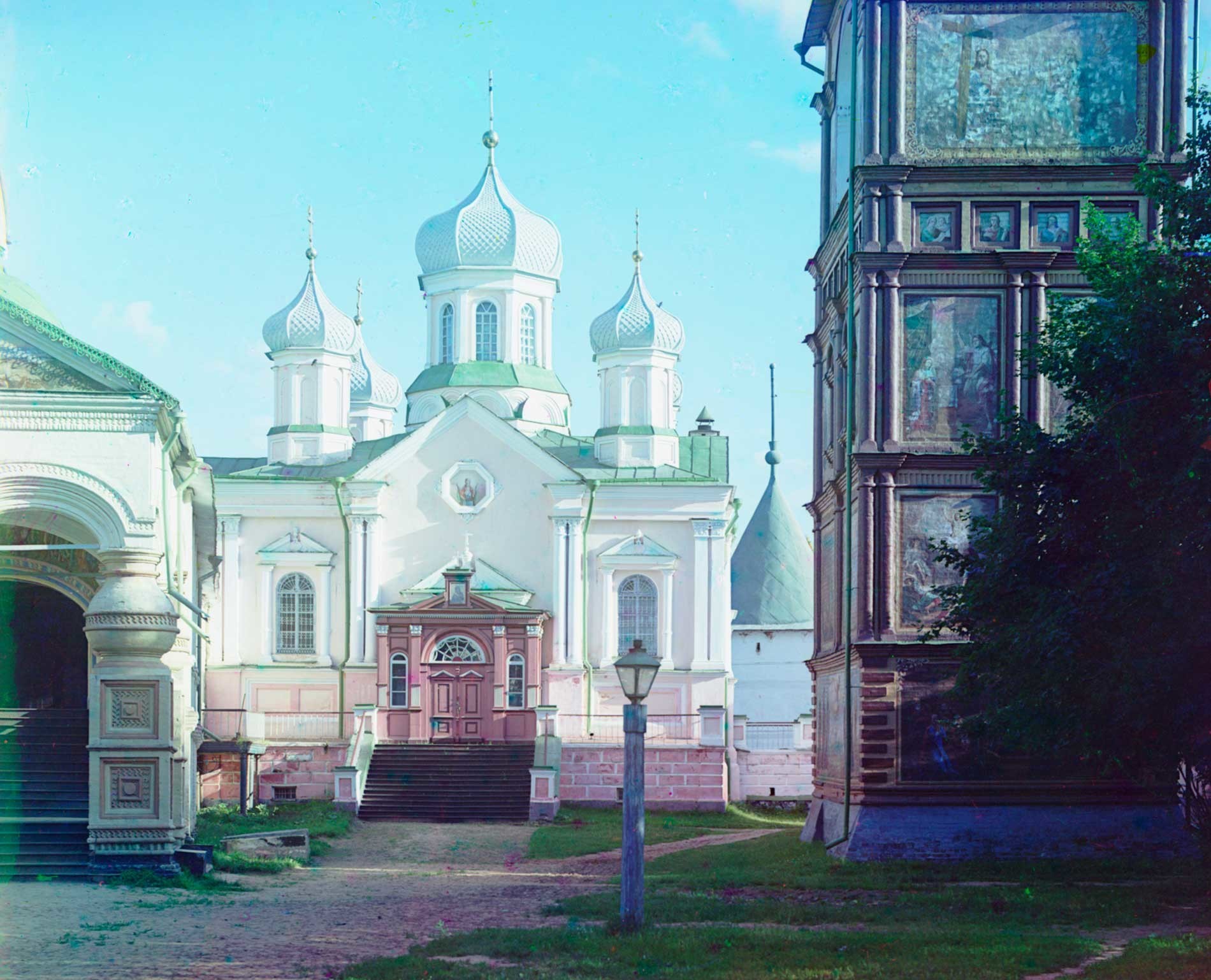 Monasterio Ipátiev. Catedral de la Natividad de la Virgen; campanario. Vista norte. Verano de 1910.