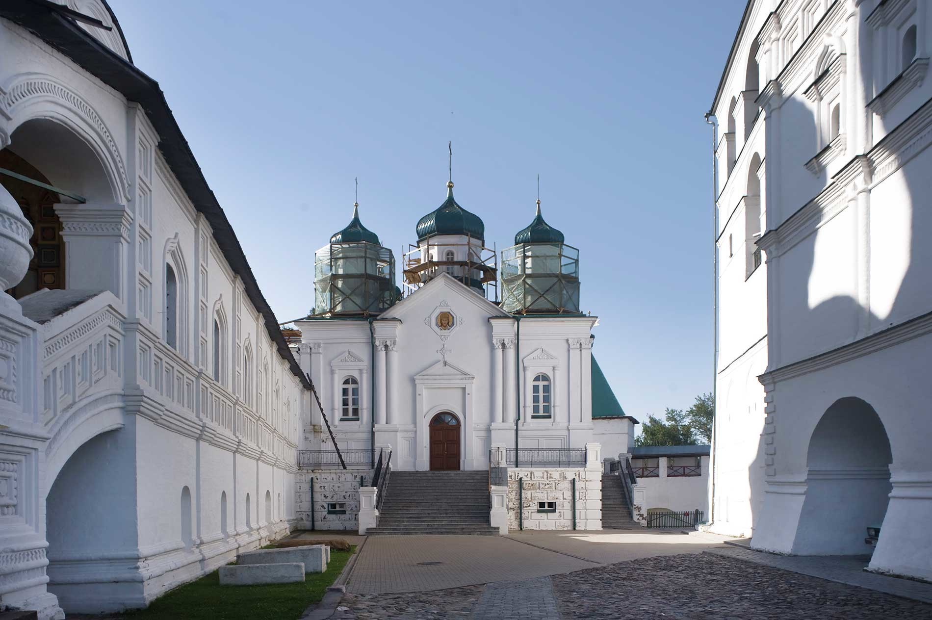 Monasterio Ipátiev. De izquierda a derecha: catedral de la Trinidad, galería oeste; catedral de la Natividad de la Virgen; campanario. Vista norte. Verano de 2017.