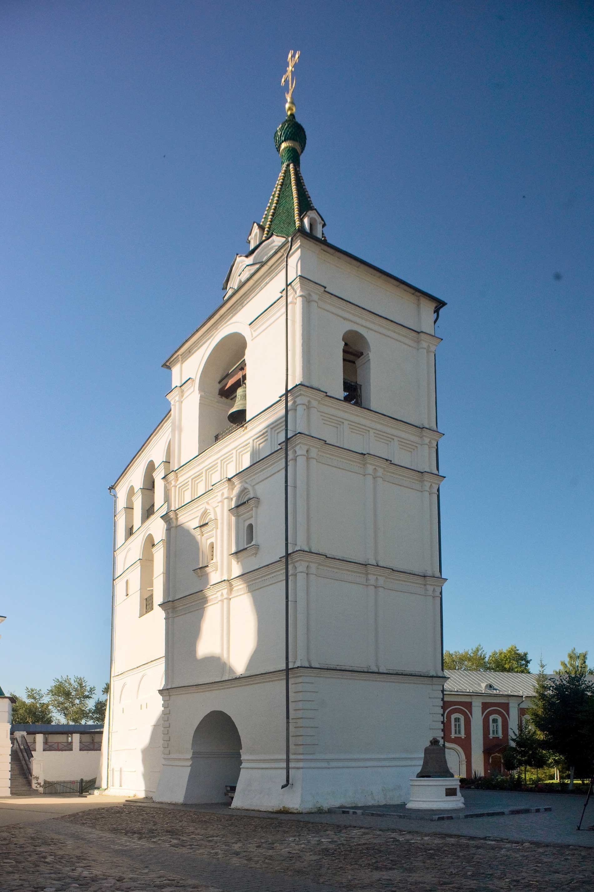 Monasterio Ipátiev. Campanario de la catedral, vista noreste. Verano de 2017.