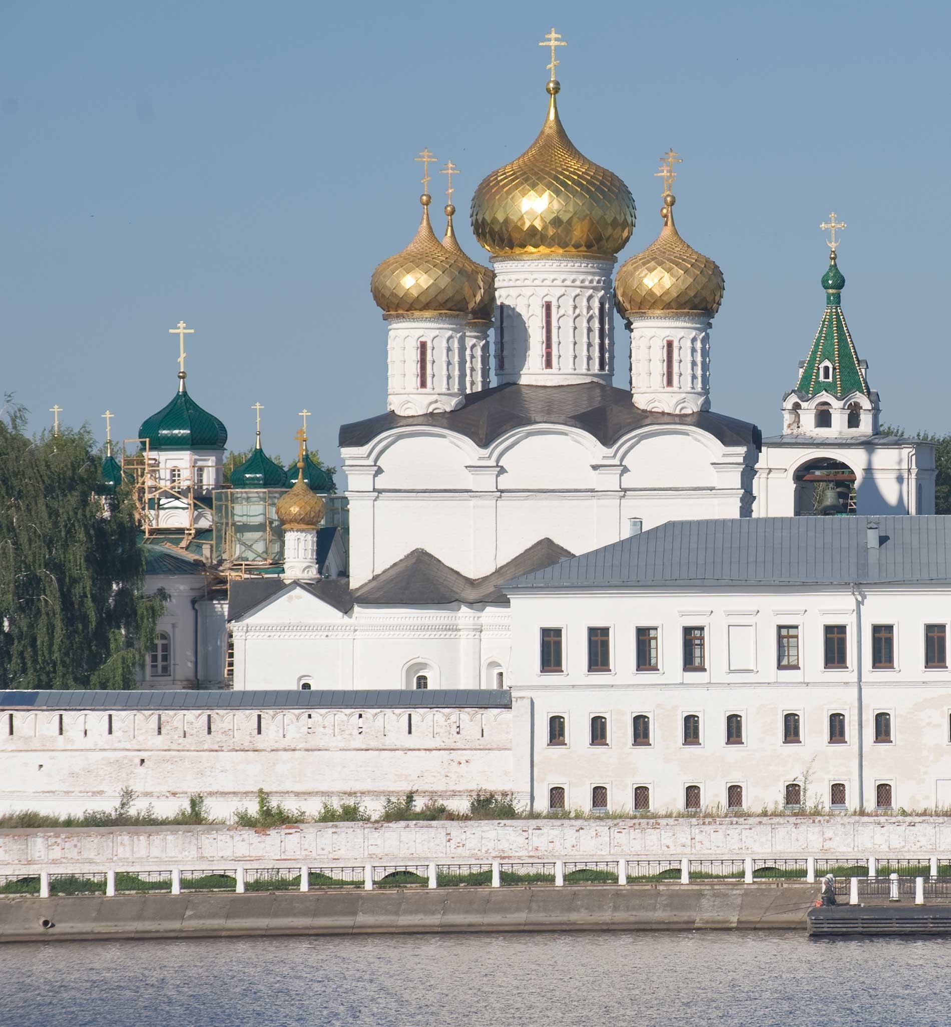 Monasterio Ipátiev. De izquierda a derecha: catedral de la Natividad de la Virgen; catedral de la Trinidad; campanario. Vista al este sobre el río Kostromá. Verano de 2017. 