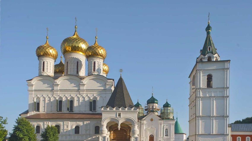 Kostromá. Monasterio Ipátiev. De izquierda a derecha: catedral de la Trinidad; catedral de la Natividad de la Virgen; campanario. Vista norte. Verano de 2017.