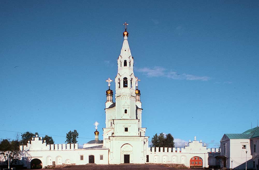 Verkhoturje. Cattedrale della Trinità e campanile, mura del Cremlino. Vista ovest. 26 agosto 1999