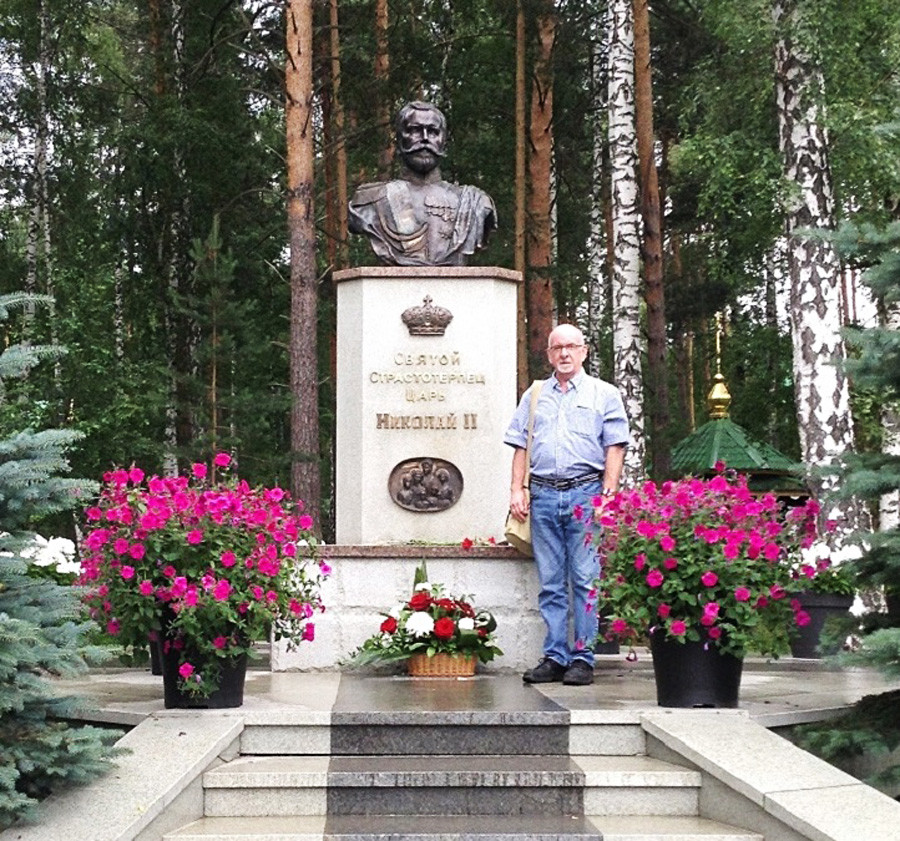 Paul Gilbert vicino a un monumento dedicato a Nicola II a Ganina Yama, non lontano da Ekaterinburg, 2018