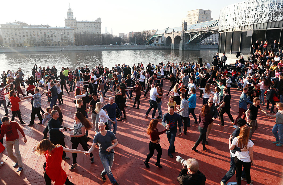 ゴーリキイ公園のモスクワ川付近で踊っている人たち。