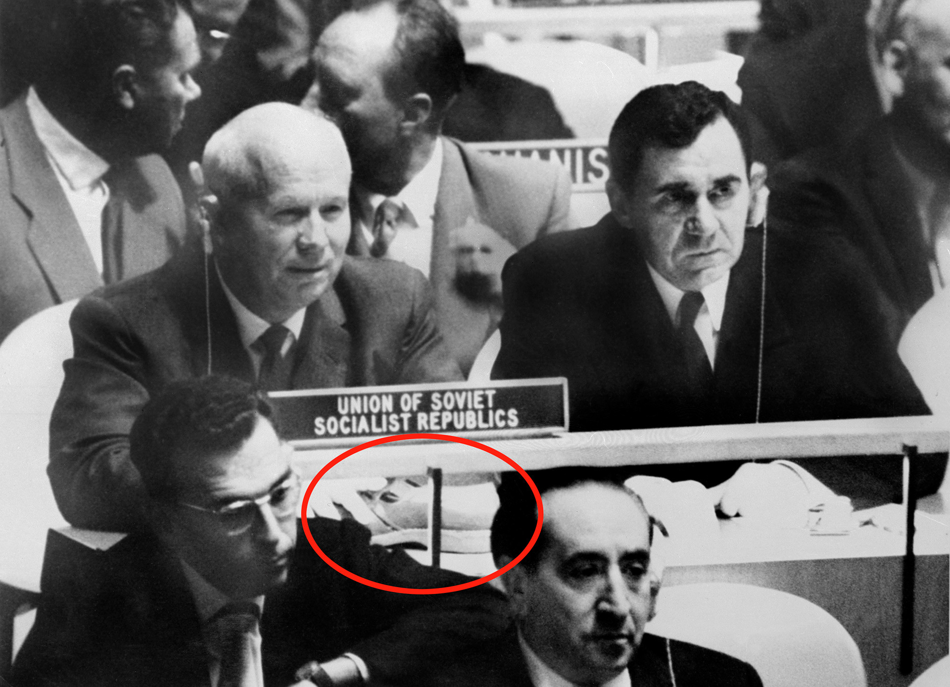Foto sebenarnya Nikita Khrushchev dan Menteri Luar Negeri Uni Soviet Andrey Gromyko (kanan) pada Sidang Umum PBB, 12 Oktober 1960. Lingkaran merah menandai sepatu di meja Khrushchev.