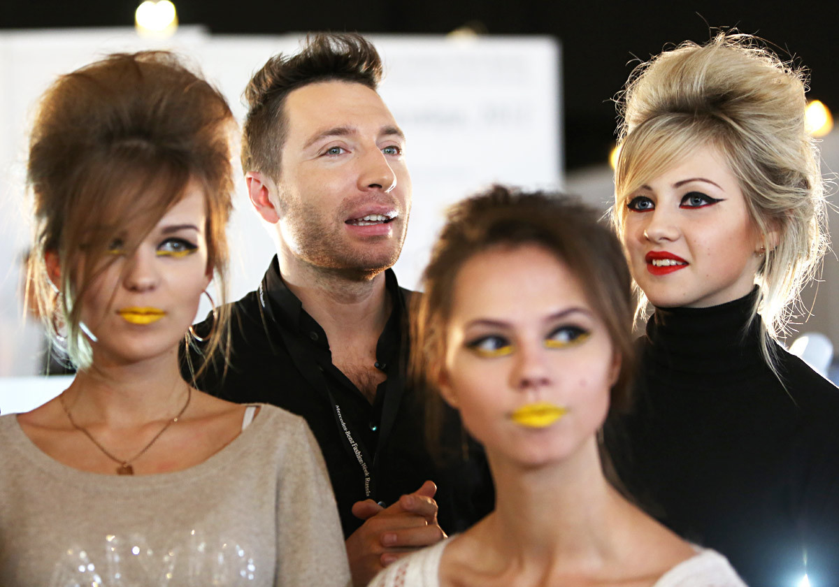 Yury Stolyarov bersama para model pada pertunjukan di Mercedes-Benz Fashion Week Rusia.
