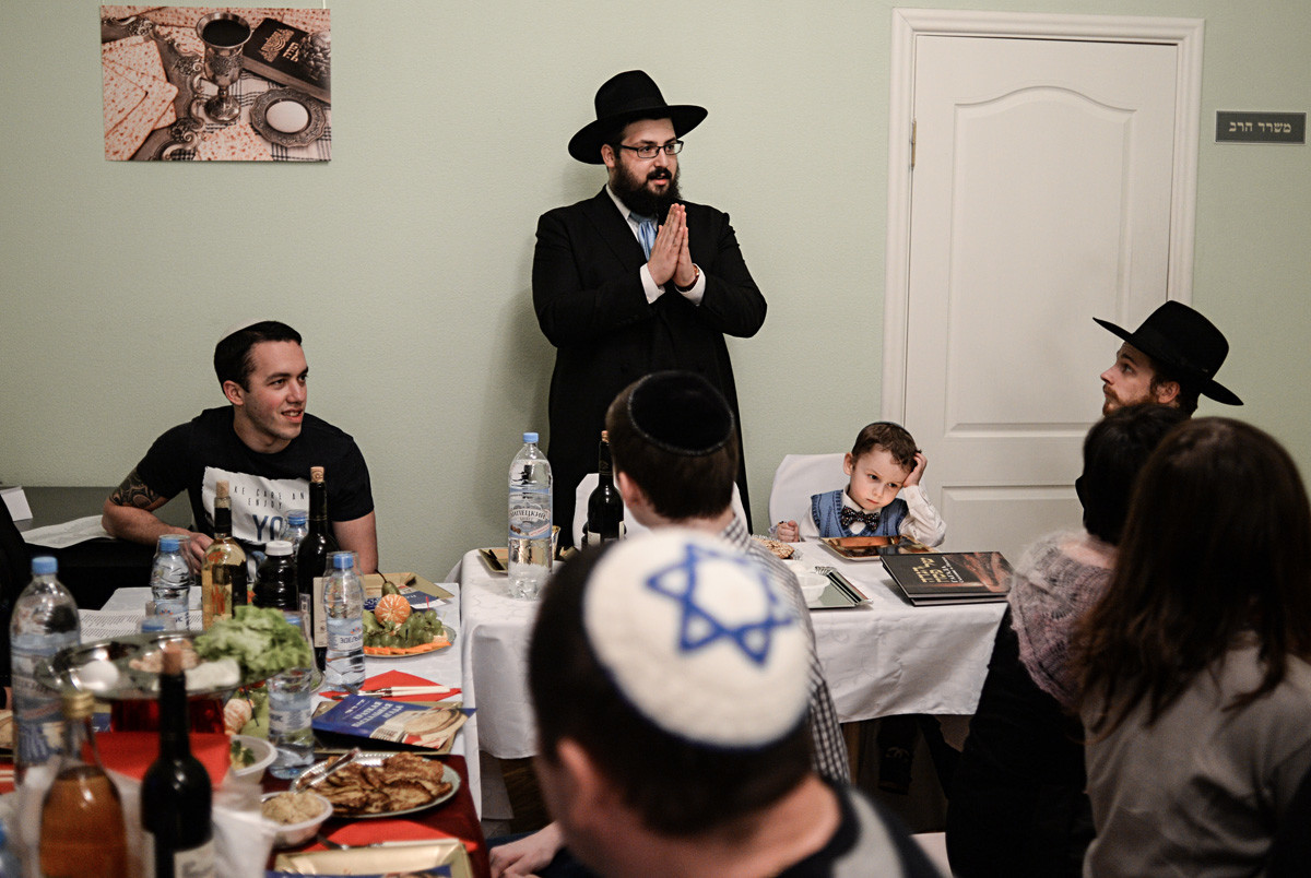 Anggota komunitas Yahudi dalam jamuan makan keluarga pada liburan Pesach Seder di Veliky Novgorod.
