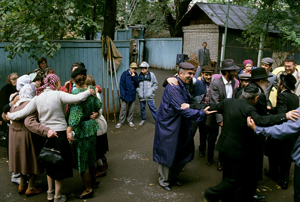 Yahudi di Uni Soviet. Tarian pernikahan upacara dilakukan setelah perkawinan (hula).