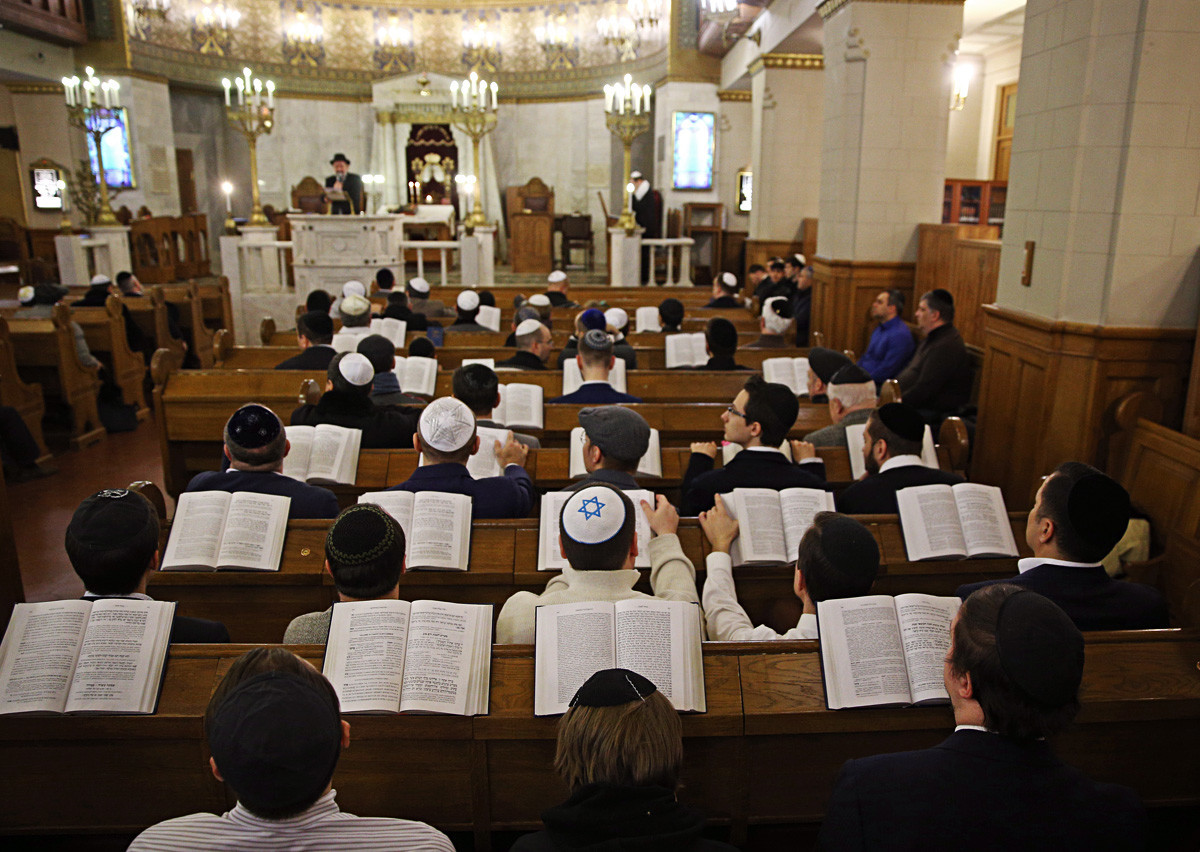 Orang Yahudi membaca Taurat ketika mereka menghadiri perayaan Paskah di Sinagoga Moscow Choral di Bolshoi Spasogolenishchevsky Lane, 2018.

