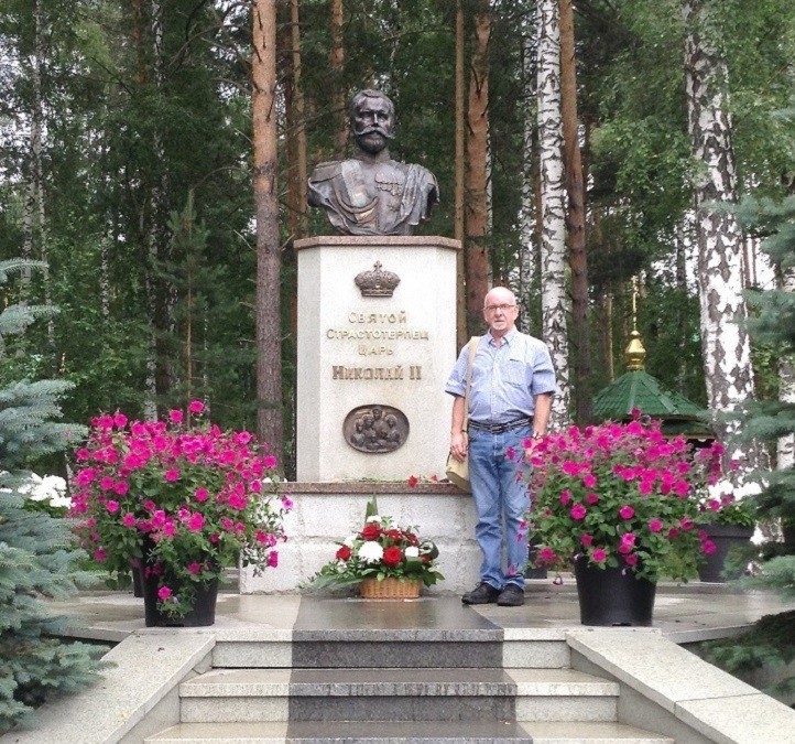 Paul Gilbert pri spomeniku Nikolaju II. blizu rudnika Ganina Jama, kjer so po usmrtitvi pustili posmrtne ostanke carske družine.