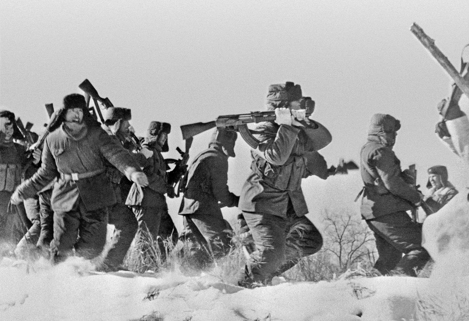 Die chinesischen Soldaten versuchen auf der Insel Damanski in das sowjetische Gebiet einzudringen.