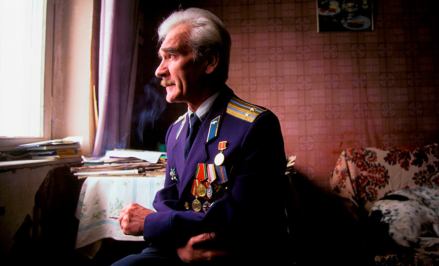 Stanislaw Petrow in seiner Militäruniform, 1999