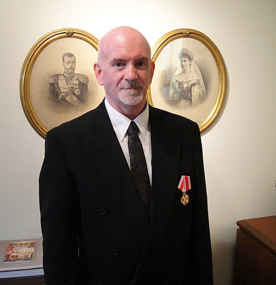 Paul Gilbert com a Ordem de São Estanislau de 3° classe da Grã-Duquesa Maria Vladímirovna.