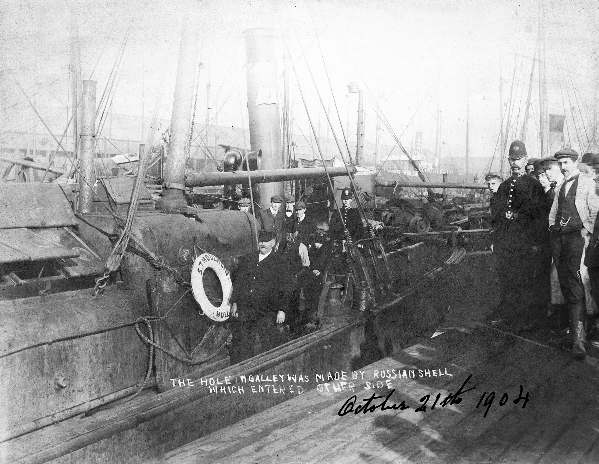 Рупа на пароброду St Moulmein од руског пројектила после напада руске Балтичке флоте на енглеску рибарску флотилу 21. октобра 1904. 