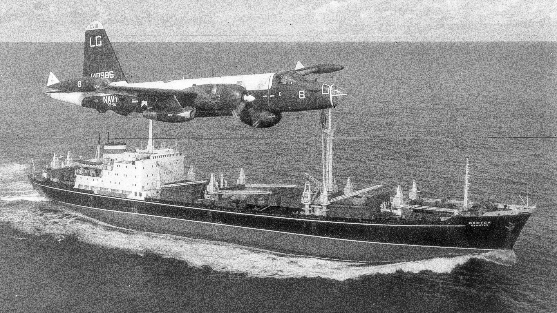 Патрулиращ американски самолет A P2V Neptune над съветски товарен кораб по време на Карибската криза през 1962 г.