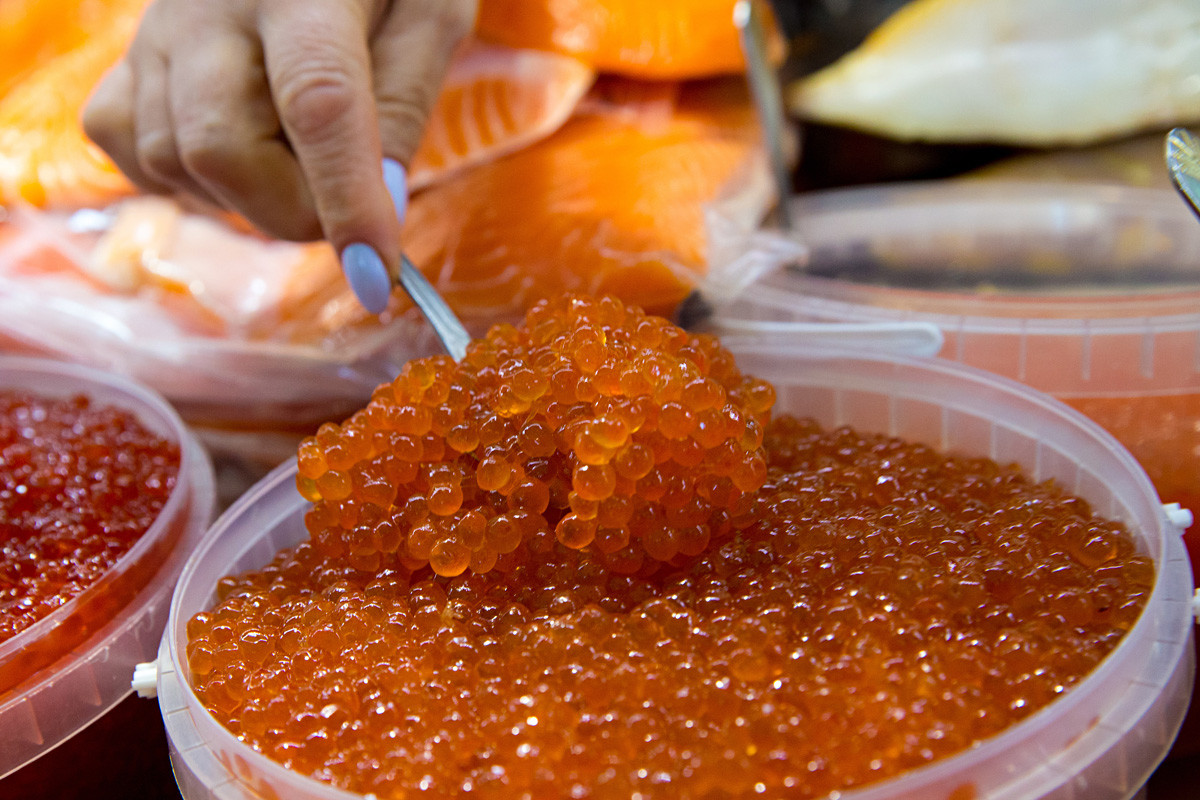 Kaviar merah dijual di Pasar Danilovsky, Mytnaya ulitsa No. 74, Moskow.