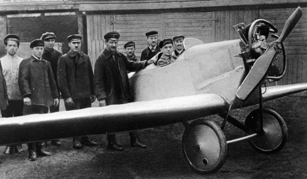 Андрей Туполев (петият отляво) с първия си самолет 1923 г.