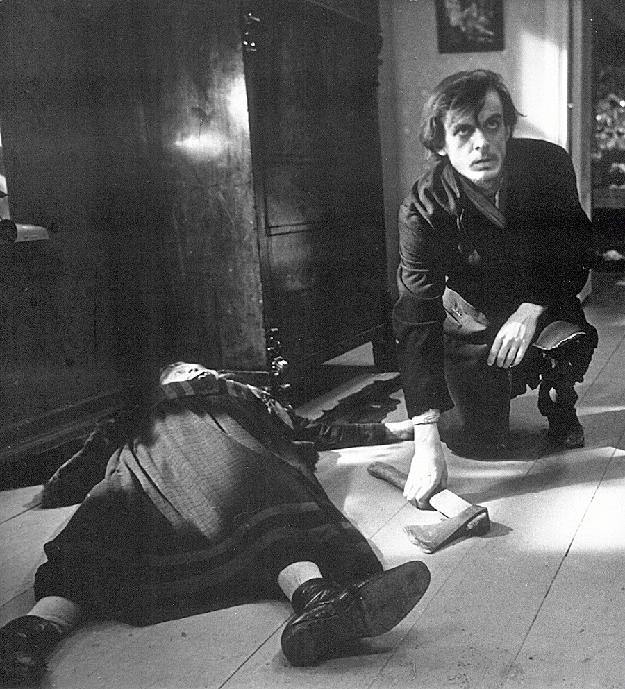 Sebuah adegan dari Ecranisation of Crime and Punishment Soviet (1969): Raskolnikov di dekat mayat seorang wanita yang ia bunuh.