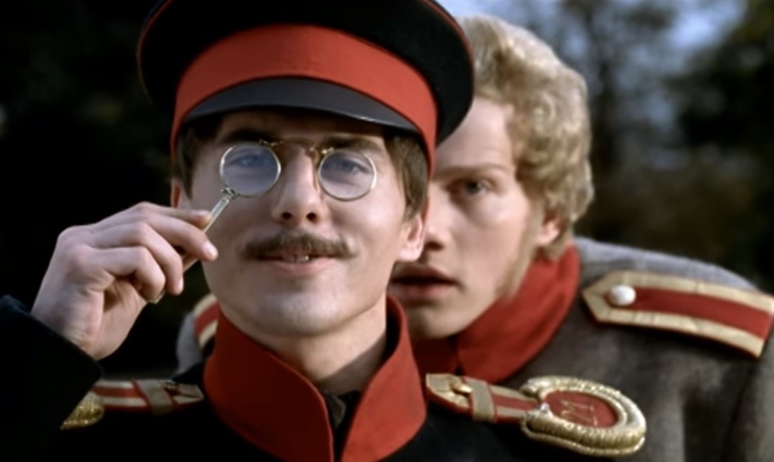 Grushnitsky berdiri di belakang Pechorin. Cuplikan dari seri 2006 'A Hero of Our Time'