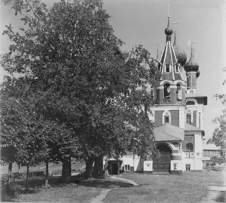 Church of Tsarevich Dmitry. West view with bell tower over main entrance. Late summer 1910.