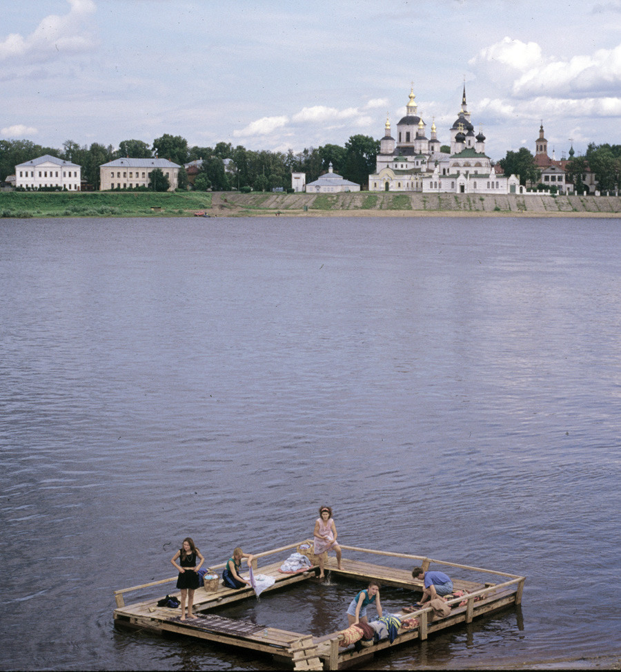 Veliky Ustyug. Washing clothes in Sukhona River. Background: Dormition Cathedral ensemble. July 23, 1998.