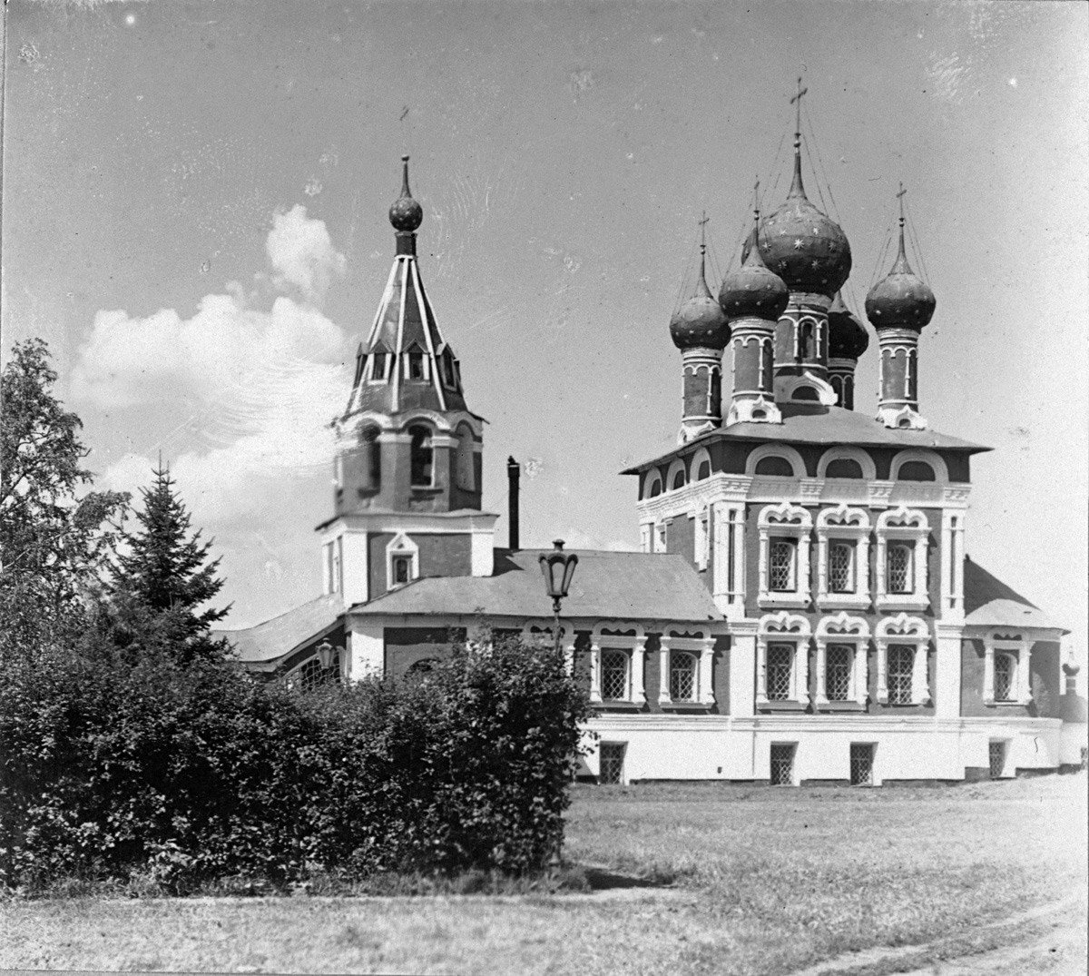 Chiesa dello Zarevic Dmitrij “sul Sangue”. Vista sud. Fine estate 1910
