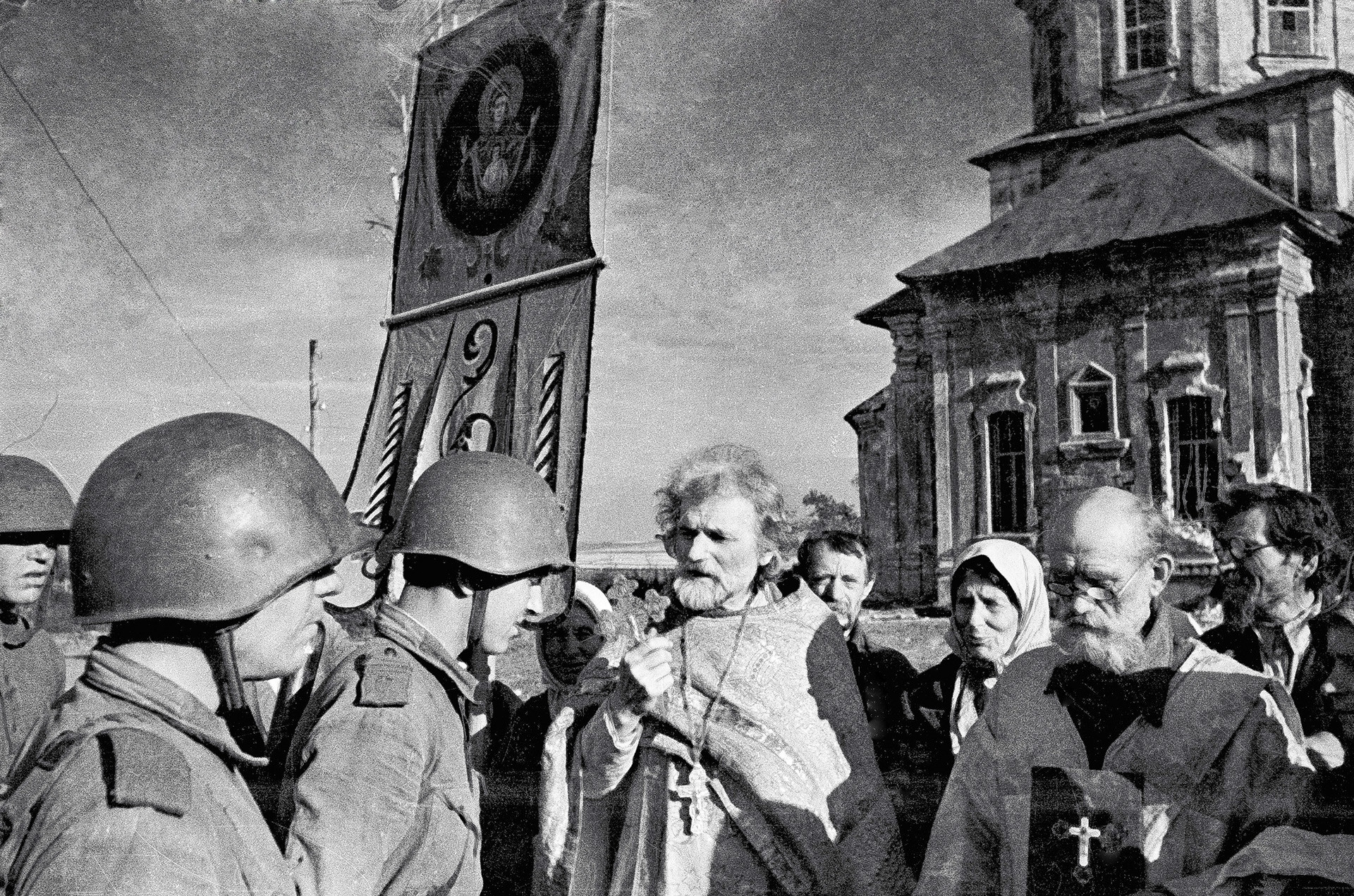 A priest blessing soldiers during the Great Patriotic War, 1943. 