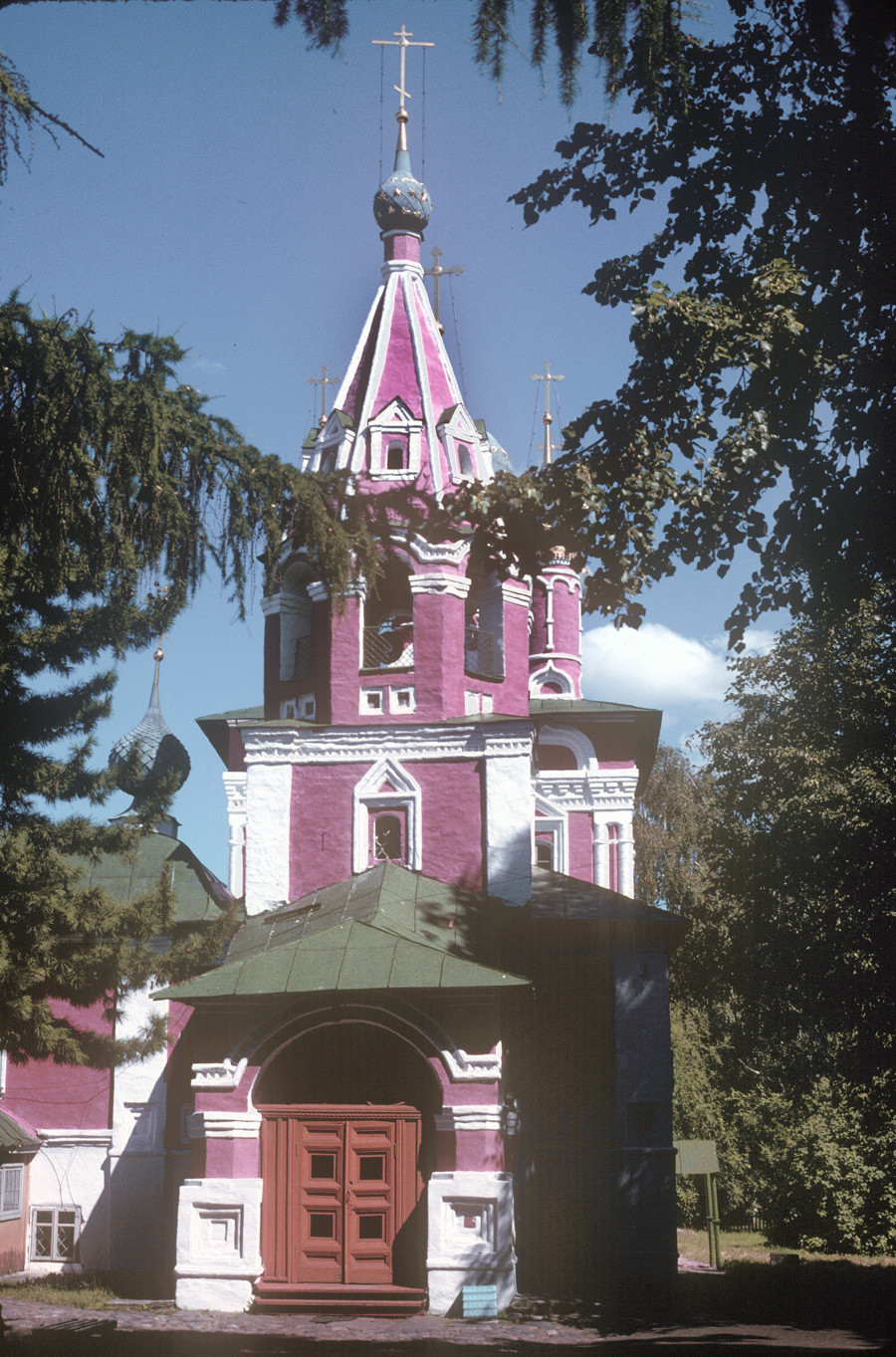 「血の上の聖デミトリオス聖堂」。西側。正門の上に鐘楼が見える。1997年7月30日。