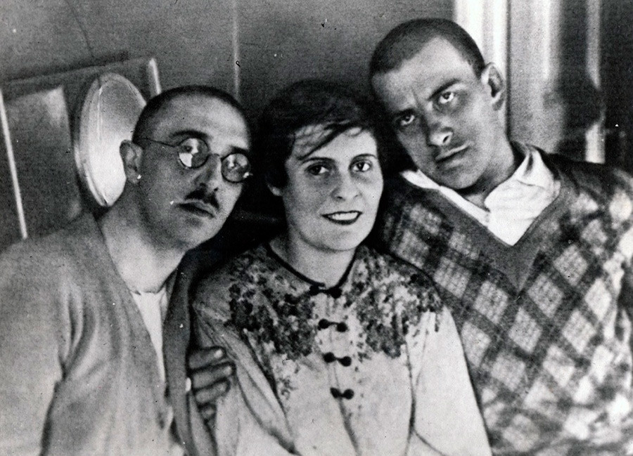 Vladímir Maiakovski (a la derecha), Lilia y Ósip Brik.