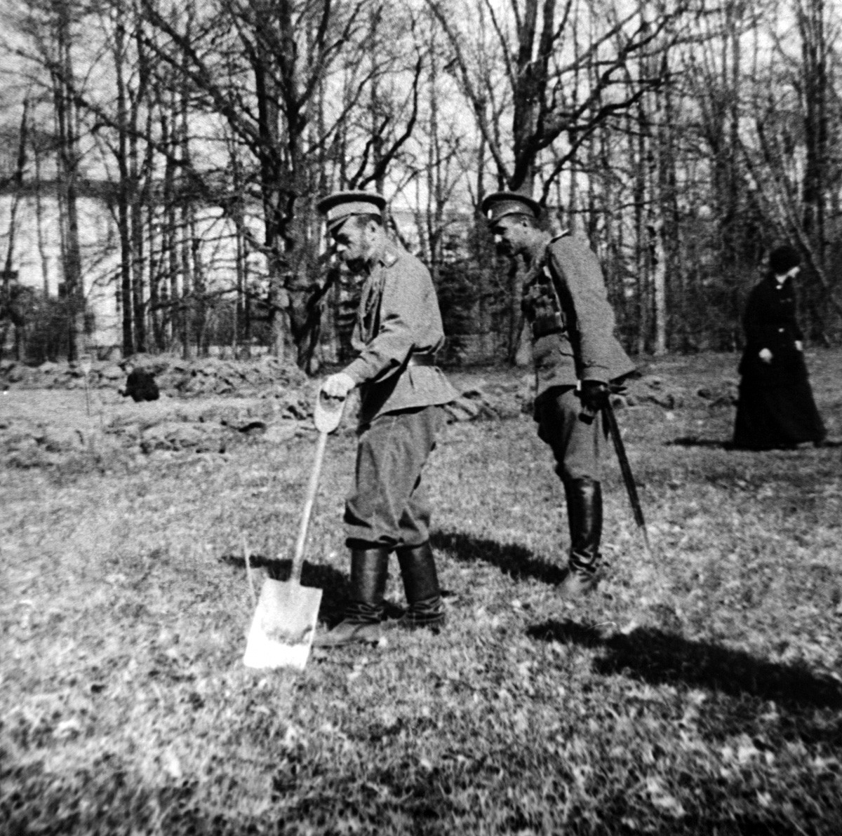 Царско село. Император Николай II (вляво) държи лопата, докато е под домашен арест в Царско село.