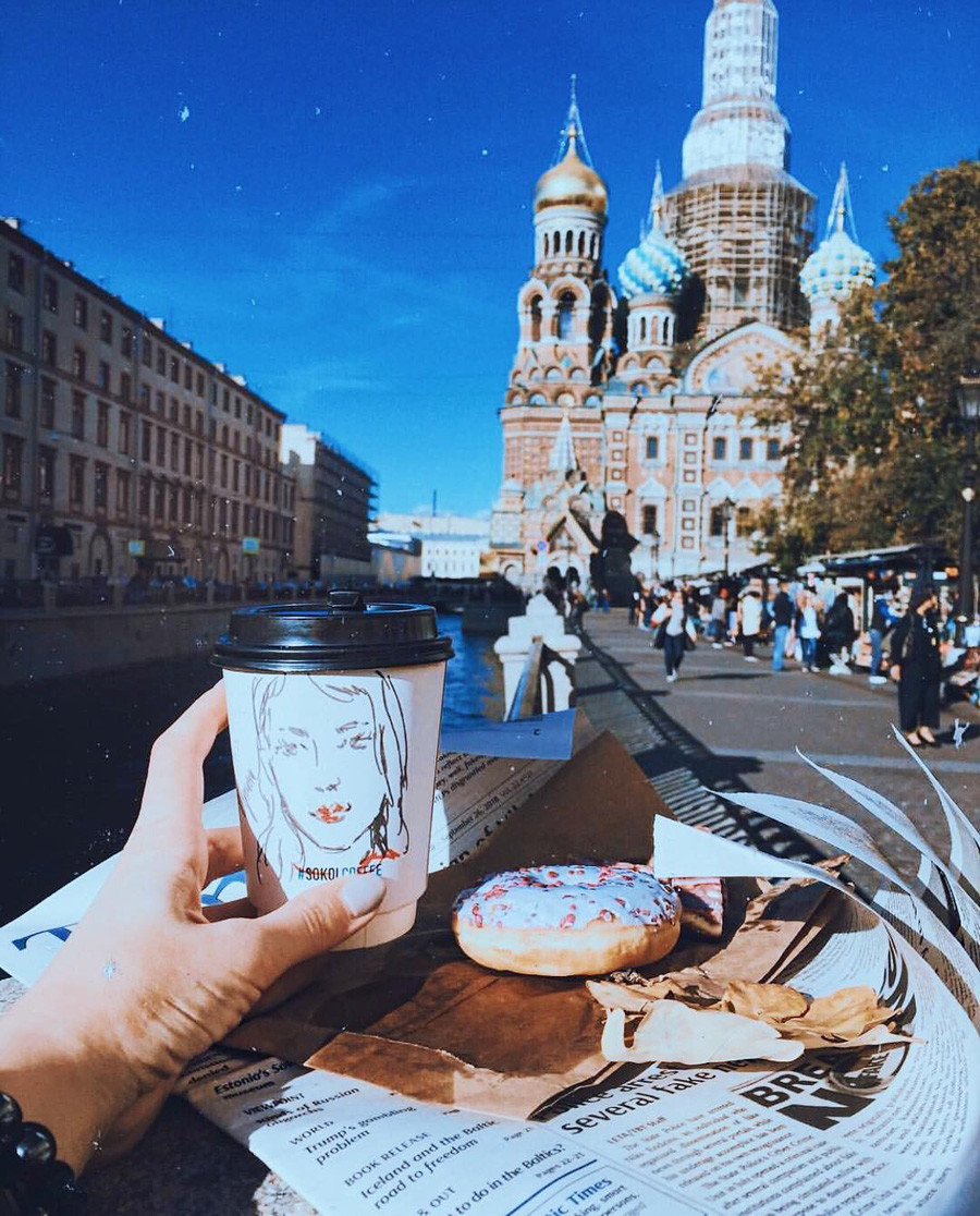 Cuanto Cuestan Las Tazas De Starbucks Bebida + un retrato personalizado: cuando un café de San Petersburgo supera  a Starbucks - Russia Beyond ES