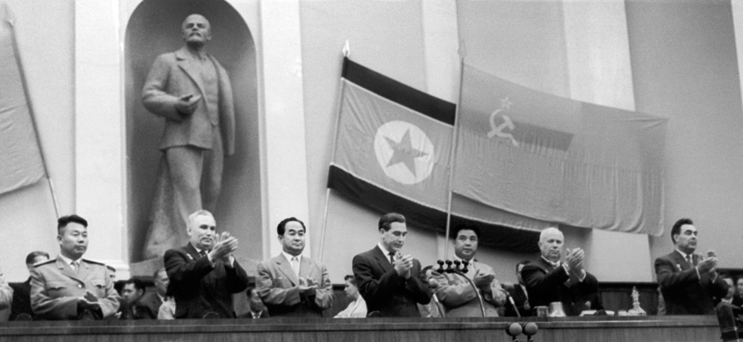 Os líderes soviéticos Nikita Khruschov (segundo à direita) e Leonid Brejnev (dir.) com o presidente norte-coreano Kim Il-sung (terceiro à direita) em 7 de junho de 1961, em Moscou.