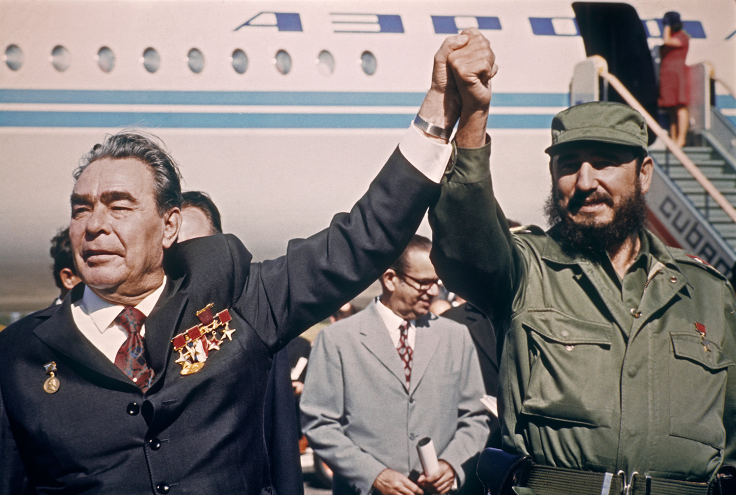 ホセ・マルティ国際空港でソビエト連邦共産党
中央委員会第一書記レオニード・ブレジネフを見送っているキューバの首相、フィデル・カストロ（右）。