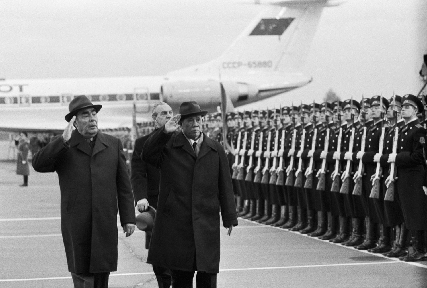 Leonid Brežnjev na letališču pozdravlja Le Duana, prvega sekretarja Delavske stranke Vietnama, 1975.