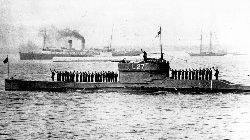 Британската подводница HMS L 27 пуска котва на военноморско пристанище