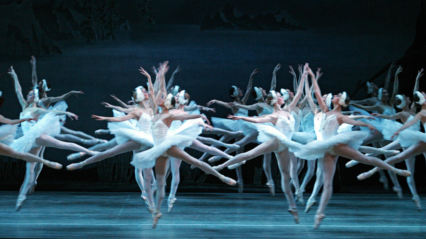 ピョートル・チャイコフスキーによって作曲されたバレエ、『白鳥の湖』。サンクトペテルブルクのマリインスキー劇場で公演。