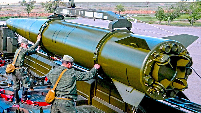 Войници подготвят ракета за изстрелване от системата "Искандер-М".
 