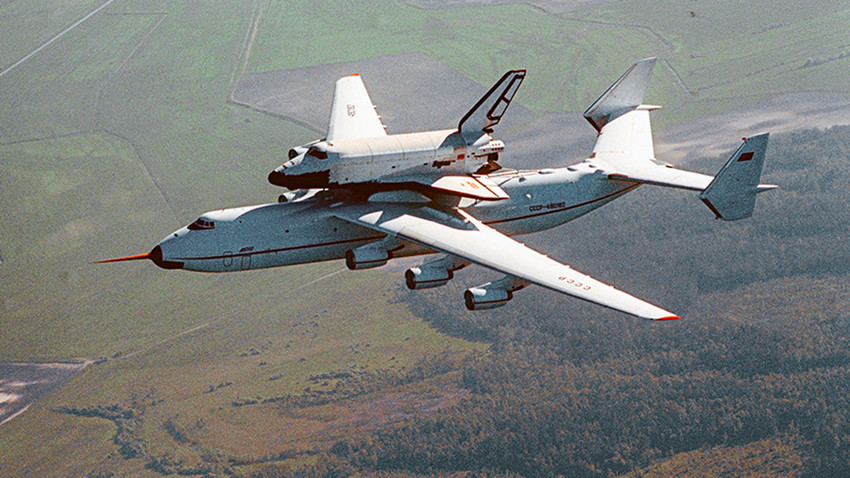 Krilati tandem – teretni zrakoplov An-225 "Mrija" sa svemirskim brodom "Buran" tokom leta iz kozmodroma Bajkonur u Kijev, prije nego što će odletjeti na aero mitingu u Le Burgeu