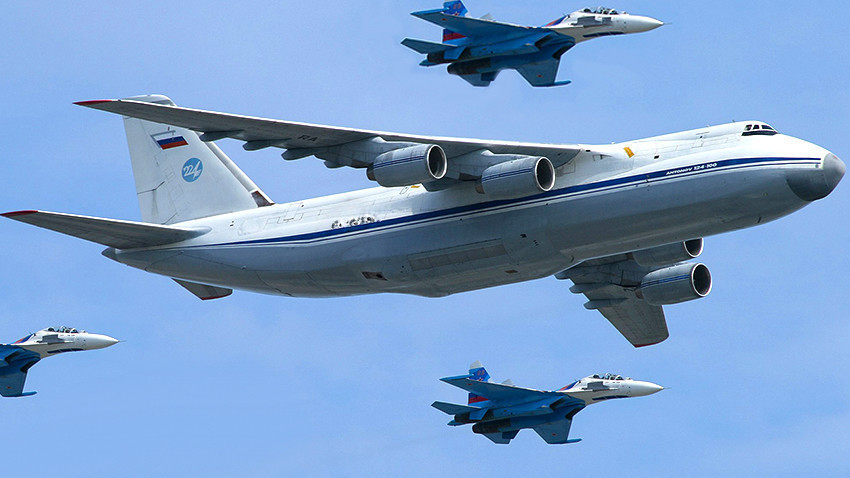 Ан-124-100 „Руслан“ со придружба од авиони-ловци