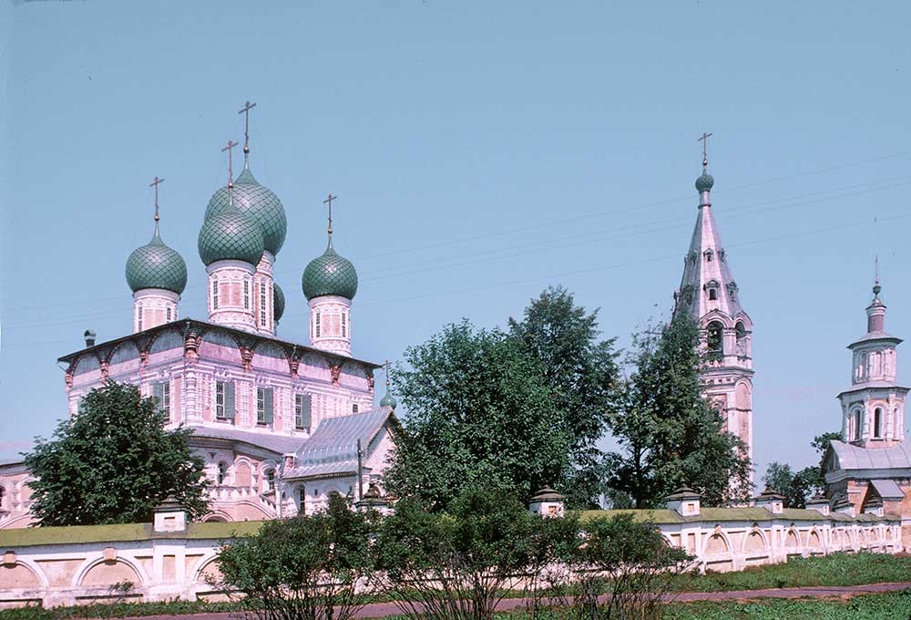 Cathedral of the Resurrection. Southwest view. Right: bell tower & Holy Gate. July 25, 1997